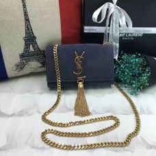 Borsa YSL piccola con catena con nappe 17 cm in pelle scamosciata grigia